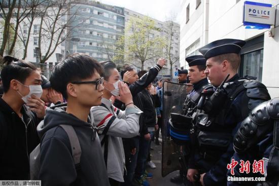 点击打开原图 当地时间28日,在法国巴黎的亚裔民众在巴黎警察局门外与法国防暴警察对持。