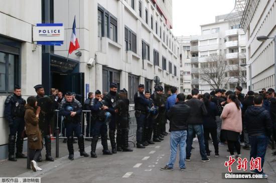 点击打开原图 当地时间28日,在法国巴黎的亚裔民众在巴黎警察局门外与法国防暴警察对持。