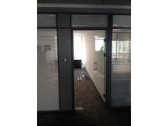 上海木饰面板隔断 松江区办公室隔断厂家 铝合金办公隔断厂家 地生供图1