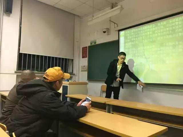 即使来参加夜校的工友越来越少，志愿者们依然教得很用心