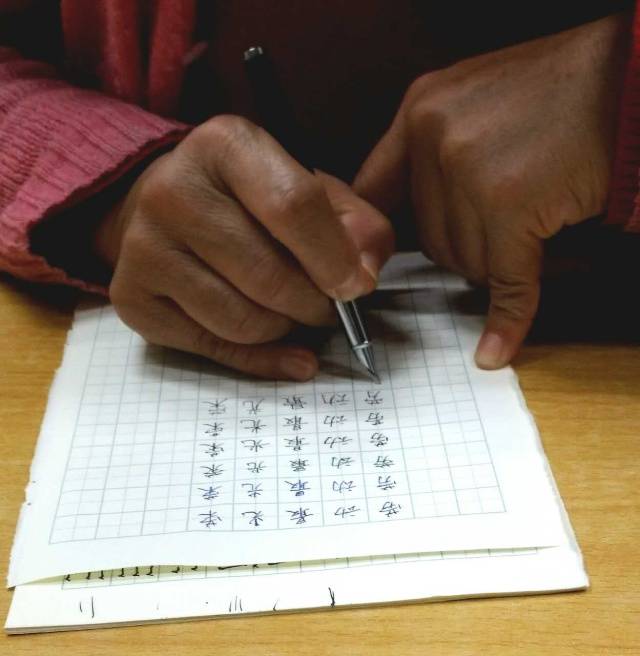 在一次书法课上，一位大姐用饱经沧桑的手写下：“劳动最光荣”。