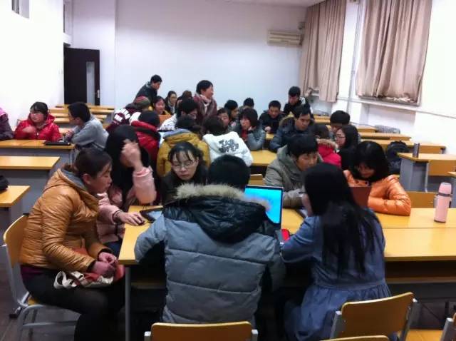 新光电脑课，大家围在一起，更像是聚会，而不是课堂