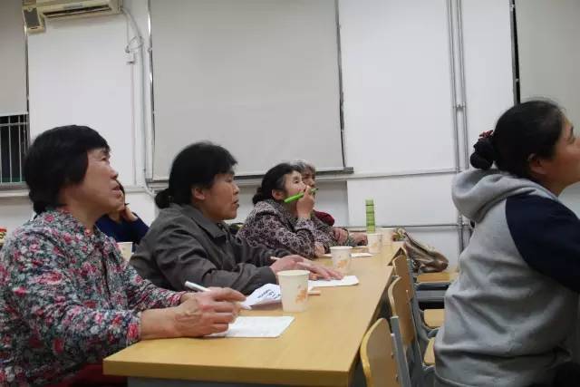 工友们期待的眼神、认真做笔记的样子，曾是我们每周最大的欢乐