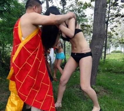 美女与和尚道士激情野战(4)