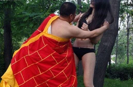 美女与和尚道士激情野战(2)