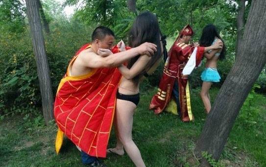 美女与和尚道士激情野战(1)