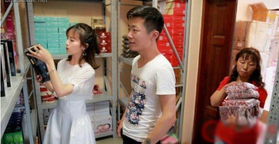 绝色校花卖情趣用品 年赚千万无男友(11)