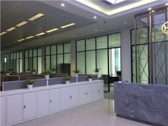 办公隔断哪家好_青岛玻璃隔断_百叶隔断门_地生供图1