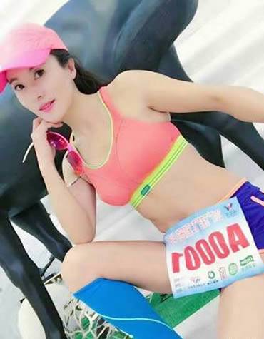 50岁辣妈刘叶琳似少女：和22岁儿子一起常被误会是情侣