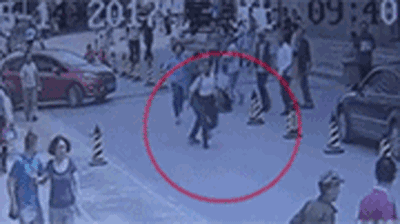 有人喊“抓小偷” 他果断飞起一脚绊倒蟊贼！