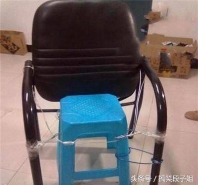 女朋友在公司加班发的自拍,看完我抽了一包烟