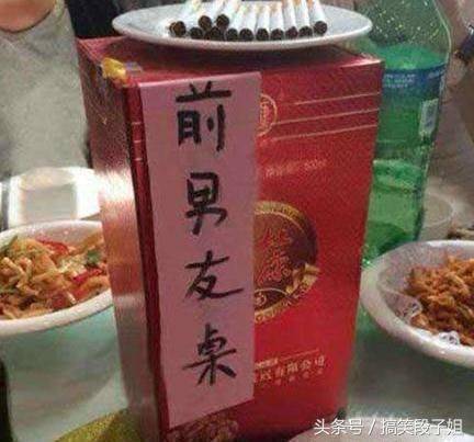 女朋友在公司加班发的自拍,看完我抽了一包烟