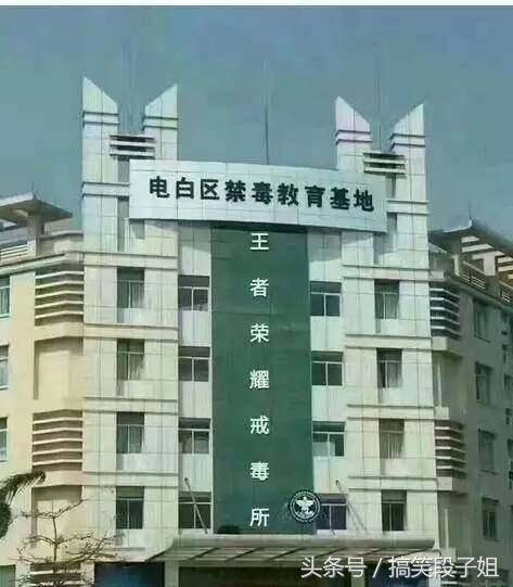 女朋友在公司加班发的自拍,看完我抽了一包烟