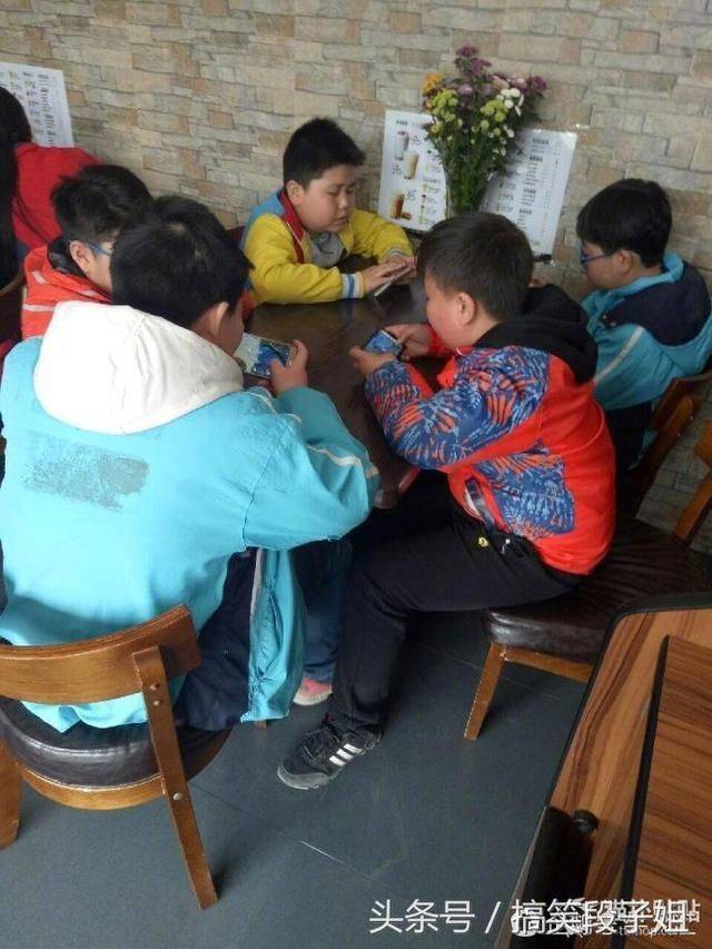 女朋友在公司加班发的自拍,看完我抽了一包烟