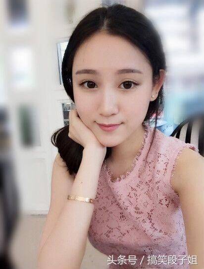 女朋友在公司加班发的自拍,看完我抽了一包烟