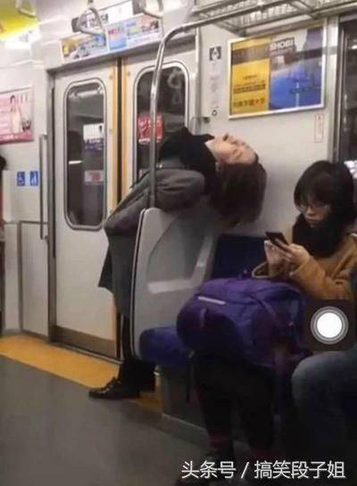 女朋友在公司加班发的自拍,看完我抽了一包烟