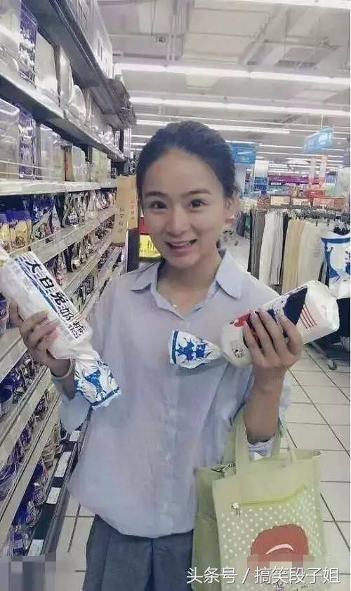 女朋友在公司加班发的自拍,看完我抽了一包烟