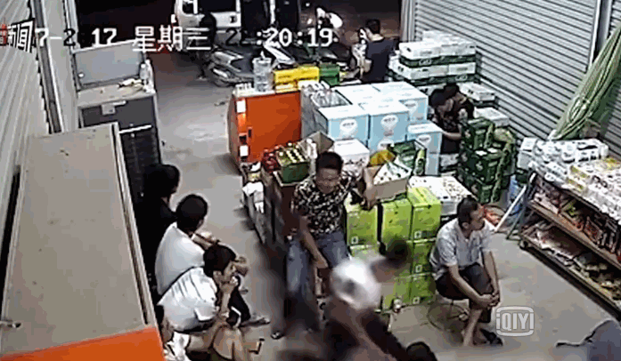 广西数名蒙面男持火药枪进超市扫射 村民胸部中枪