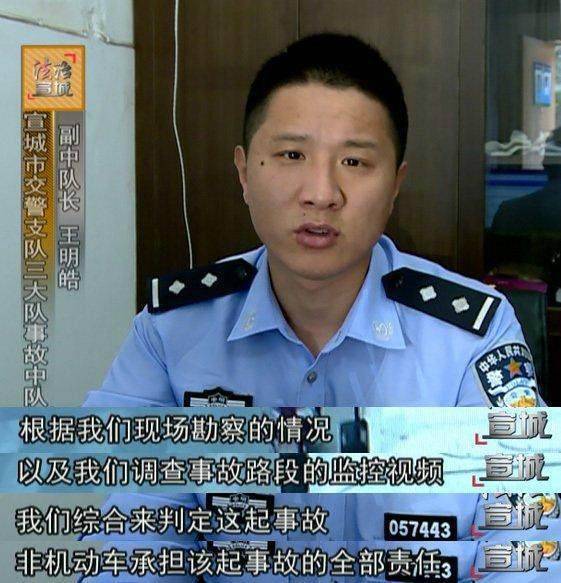 现如今,手机低头族逐渐成为道路交通安全新隐患,在此小编想告诫所有交通参与者,开车上路,切记不要做任何分散注意力的事,毕竟危险往往在那几秒钟的时间里。