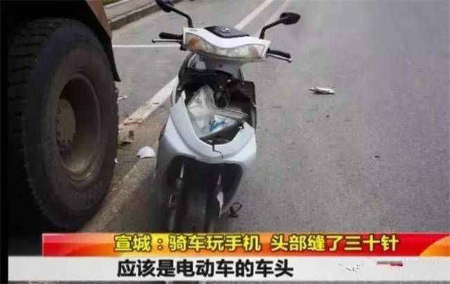 事发后,邓大姐被立即送往附近的医院。伤者头部严重受伤,医生给她缝了三十针,所幸人没有生命危险。事发在中午时段,视线清晰,附近没有其它车辆通行,电瓶车为何会突然撞到大货车的尾部呢?