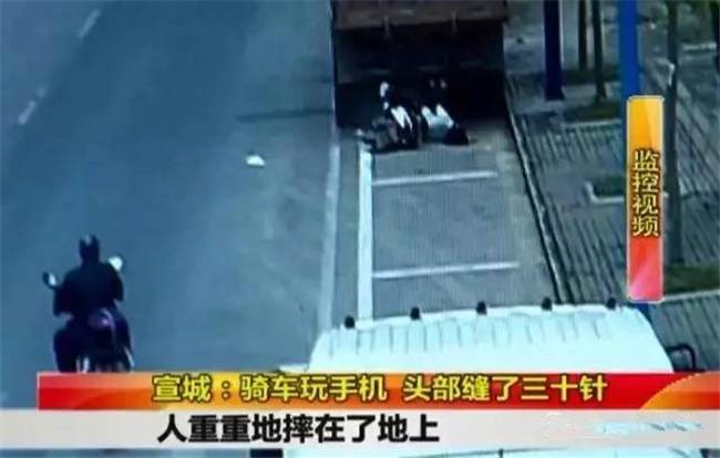 事发上午11点多钟,地点位于宣州区双桥办事处同翔医院门口。从监控中可以看出,邓大姐骑电瓶车撞上货车之后,人重重地摔在了地上。在现场看到一辆前四后八的货车,停在停车位里面,后面有一辆电动车损坏了,地上有一滩血。记者从现场看,应该是电动车的车头撞到了大货车的车尾部。