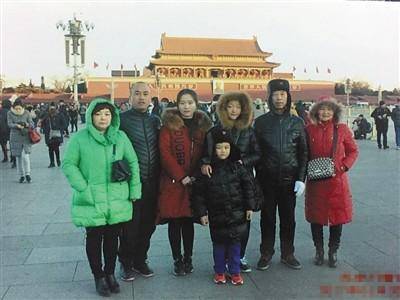 有你吗?摄影师拍天安门38年 上千照片无人领