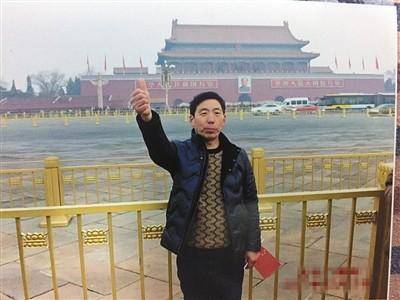 有你吗?摄影师拍天安门38年 上千照片无人领