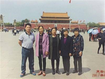 有你吗?摄影师拍天安门38年 上千照片无人领