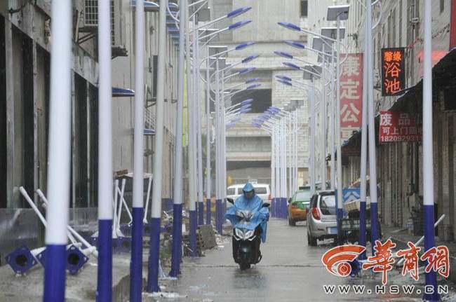 近日，陕西西安鱼化寨街办小烟庄村的村民向记者反映称，称村里最近在村道上安装了路灯，可其中一条村道上却出现奇怪一幕，“迪乐幼儿园门口的村道仅100多米长，三四米宽，路两边都安装了路灯，而且路灯的间距很小，有的只有两三米，密密麻麻的，这是多大的浪费啊!”中午12时许，记者来到小烟庄村，村民反映的是一条南北向的村道，实测长度为140米，两边各安装有一排路灯，还有一些路灯摆放在村道两边。记者统计发现，这条村道的东侧共有23根路灯，西侧有21根。