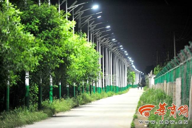 下午6时许，街办再次回应说，经过调查，这些路灯是上个星期小烟庄村两委会干部在外开会期间，村民私自安装的，街办会安排村委会立即制止。私人为什么要安装这些路灯呢?是不是如群众所说，为了套取国家补贴和拆迁赔偿?街办称，这些还需要进一步调查，暂时还不好说。图为此前曾报道过类似现象，西安市长安区细柳街办姜仁村4公里的村道有700盏路灯，当地村官称安装路灯的目的就是为方便村民夜间出行。