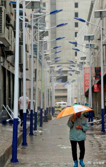 一名施工人员说，这是村里为了亮化、美观统一安装的，路灯的间距都很大，有20米左右，“幼儿园门口路灯的间距看着都说不过去，是谁安装的我们也不清楚”。那么，路灯安装究竟有没有规范呢？