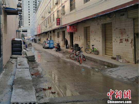 日前媒体报道称，小烟庄村一条仅100多米长，三四米宽的村道，道路两边都安装了路灯，而且路灯的间距很小。据测算，村道的东侧共有23根路灯，西侧有21根，路灯间距最小仅2.2米。