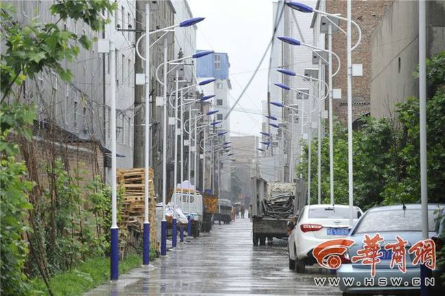 一知情人说，这些路灯属于太阳能光伏发电路灯，安装的时候政府有相应的补贴。另外，这个村即将拆迁，在这种情况下，有人就突击进行安装，“能不能用无所谓，有个数量能套取政府补贴和拆迁赔偿就行了”。