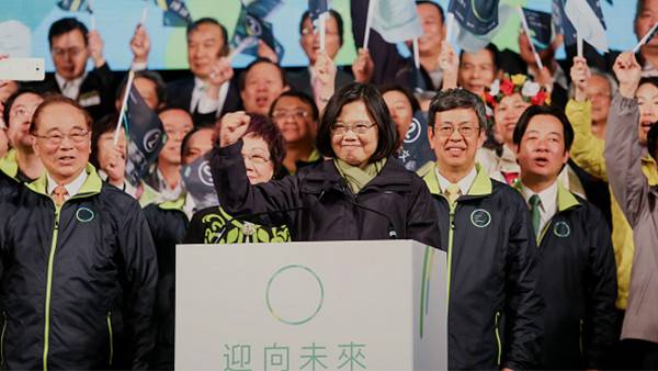 多家民调均在低位徘徊 蔡英文及民进党已阵脚大乱