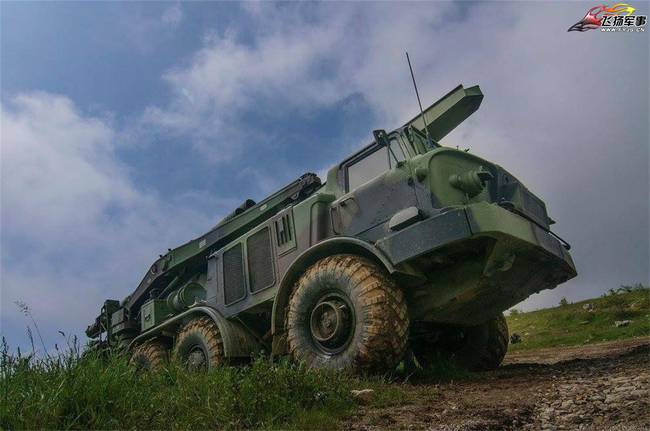 塞尔维亚陆军炮兵实弹射击演习 火箭炮造型大亮！