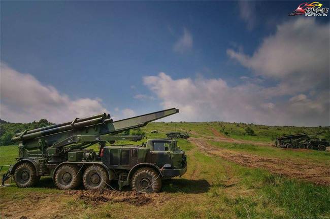 塞尔维亚陆军炮兵实弹射击演习 火箭炮造型大亮！