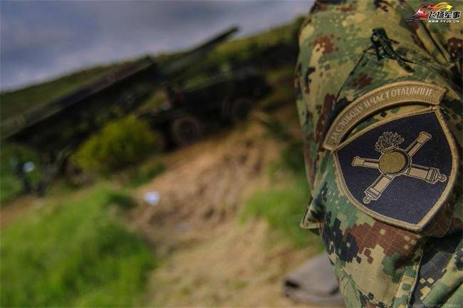 塞尔维亚陆军炮兵实弹射击演习 火箭炮造型大亮！
