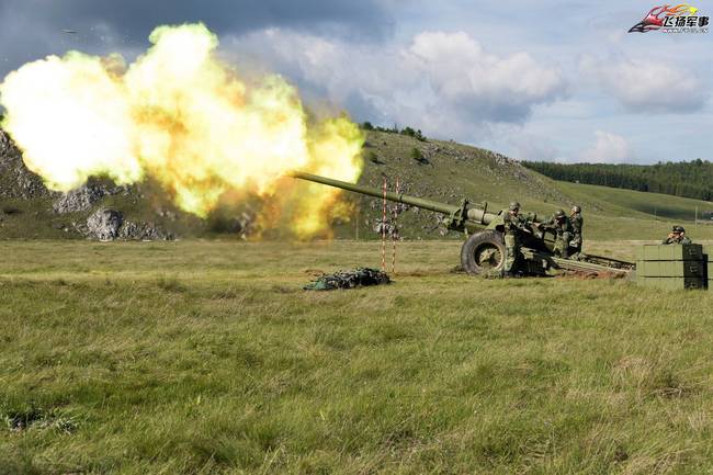 塞尔维亚陆军炮兵实弹射击演习 火箭炮造型大亮！