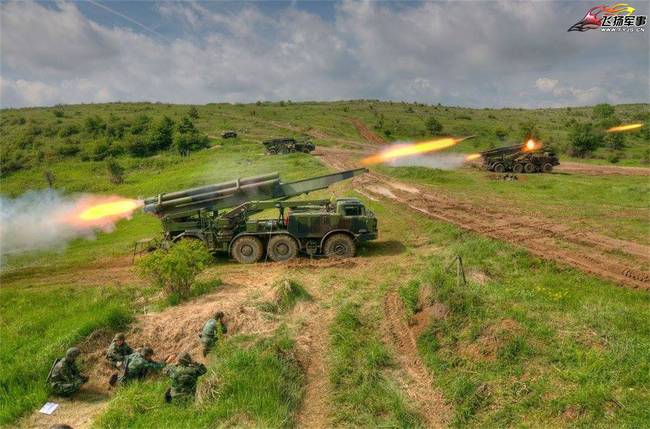 塞尔维亚陆军炮兵实弹射击演习 火箭炮造型大亮！