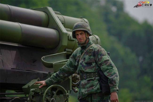 塞尔维亚陆军炮兵实弹射击演习 火箭炮造型大亮！