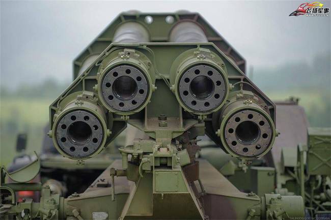 塞尔维亚陆军炮兵实弹射击演习 火箭炮造型大亮！