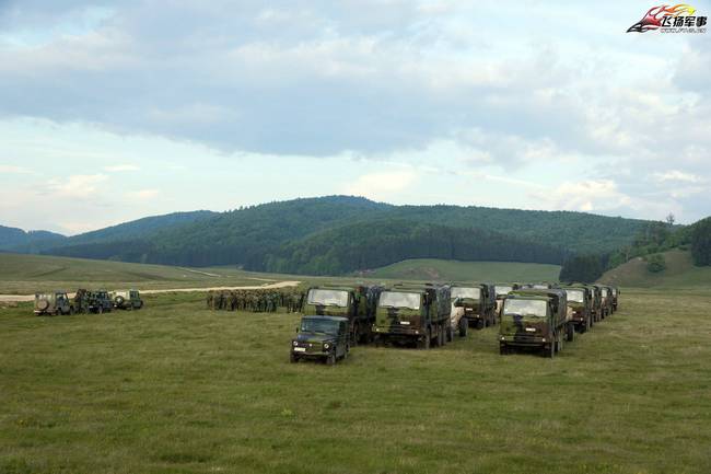 塞尔维亚陆军炮兵实弹射击演习 火箭炮造型大亮！