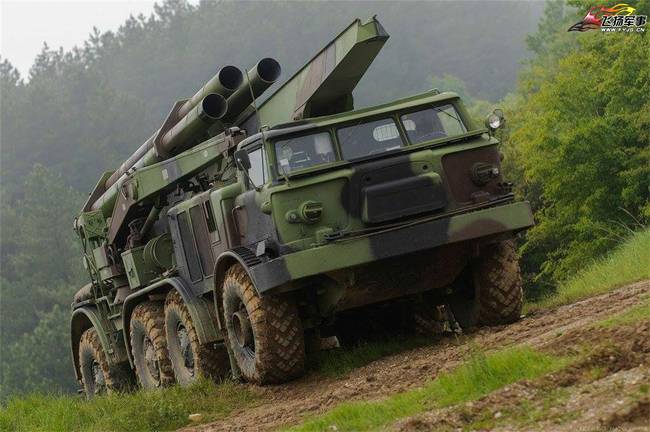 塞尔维亚陆军炮兵实弹射击演习 火箭炮造型大亮！