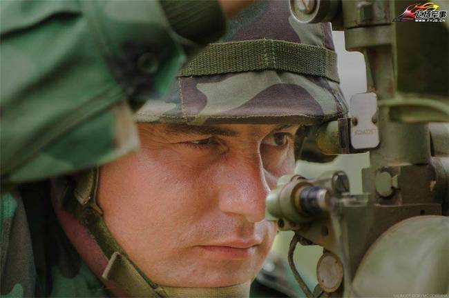 塞尔维亚陆军炮兵实弹射击演习 火箭炮造型大亮！