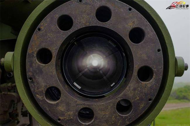 塞尔维亚陆军炮兵实弹射击演习 火箭炮造型大亮！