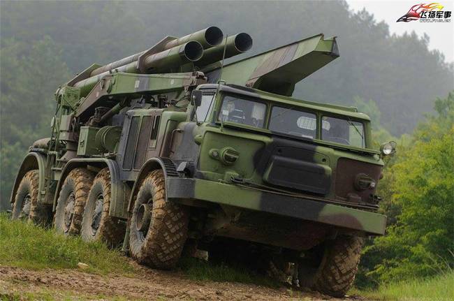 塞尔维亚陆军炮兵实弹射击演习 火箭炮造型大亮！