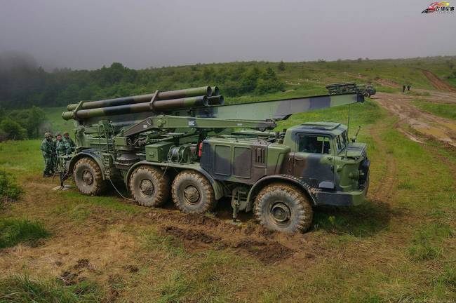 塞尔维亚陆军炮兵实弹射击演习 火箭炮造型大亮！