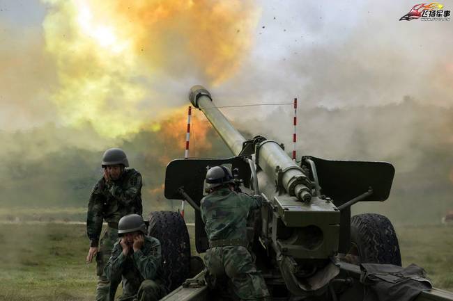 塞尔维亚陆军炮兵实弹射击演习 火箭炮造型大亮！