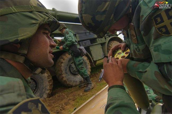 塞尔维亚陆军炮兵实弹射击演习 火箭炮造型大亮！