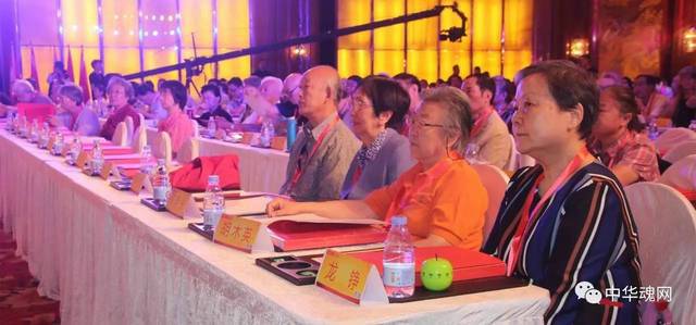 中央特科和隐蔽战线后代，以及革命后代们全神贯注聆听讲话。 